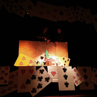 Aos papéis Aos papéis