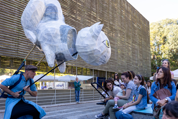 Os gatos vagueiam pelos poemas… Os gatos vagueiam pelos poemas…